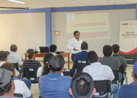 imagen-de-instructor-explicando-una-clase