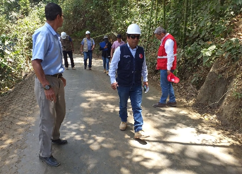 ingeniero-revisando-obra-en-zona-rural