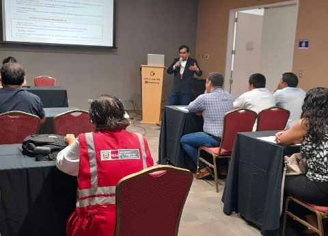 persona-dando-una-eplicacion-a-varios-profesionales